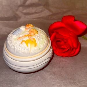 Avon 1985 “Golden Dreams“ Porcelain Music Box, Hand-Painted. Vintage.